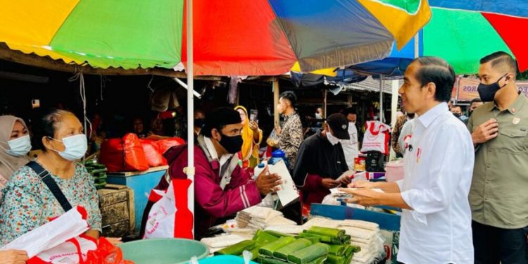 Presiden Bagikan Bansos dan Cek Minyak Goreng di Pasar Baros