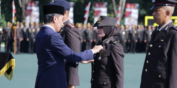 Presiden Menganugerahi Bintang Bhayangkara Nararya kepada 3 Anggota Polri