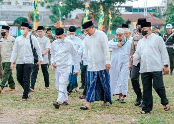 Gubsu dan Wali Kota Medan Sholat Idul Adha Bareng di Lapangan Gajah Mada