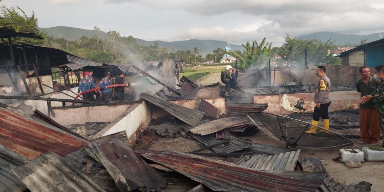Sijago Merah Mengamuk di Tarutung Melahap 4 Unit Rumah Permanen