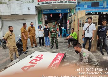 Tim Gabungan Pemko Medan Bongkar Reklame Bermasalah