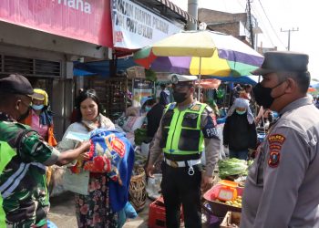 OPS Yustisi Gabungan Membagikan Masker Kepada Masyarakat di Humbahas