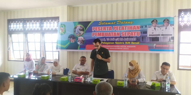 Pelatihan Pembuatan Sepatu Resmi di Tutup, Ketua Komisi III DPRD Kota Medan Berikan Sertifikat Kepada Peserta