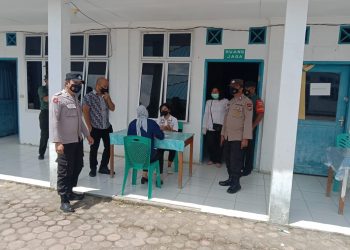 Personil Polsek Laguboti Pengamanan Vaksinasi