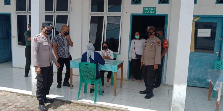 Personil Polsek Laguboti Pengamanan Vaksinasi