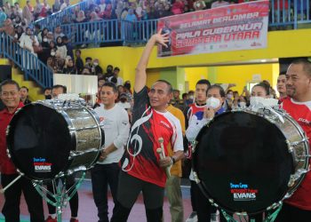 Edy Rahmayadi Ikut Menari dengan Mayoret Saat Buka Kejuaraan Marching Band se-Sumut