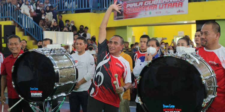 Edy Rahmayadi Ikut Menari dengan Mayoret Saat Buka Kejuaraan Marching Band se-Sumut
