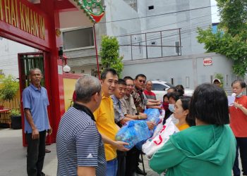 Hadiri Perayaan Ulambana di Vihara Nam Hai Kwan-Im, Hasyim dan Wong Chun Sen Bagikan Sembako untuk Masyarakat