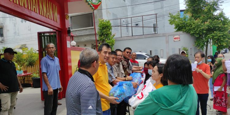 Hadiri Perayaan Ulambana di Vihara Nam Hai Kwan-Im, Hasyim dan Wong Chun Sen Bagikan Sembako untuk Masyarakat