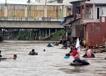 Masyarakat Sungai Deli Gelar Aksi Beranyut Pakai Ban Sepanjang 3 Km