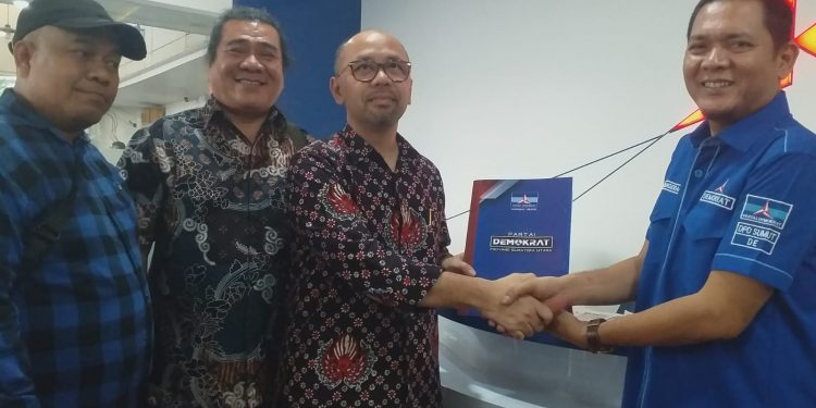 Resmi Serah Terima Berkas Ke Demokrat, Barry Simorangkir Siap Mainkan Smart City di Pilkada Sumut 2024