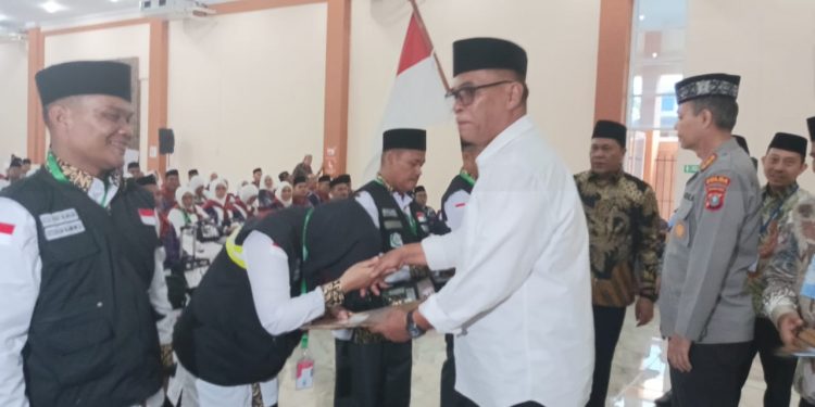 Jamaah Haji Kloter 3 Asal Madina Dilepas Kanwil Kemenag Sumut, Kapoldasu dan Bupati