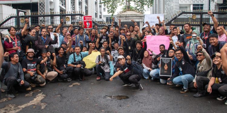 Tolak Draf RUU Penyiaran, Puluhan Jurnalis Gelar Aksi di Gedung DPRD Sumut