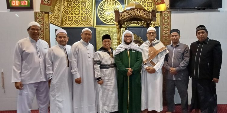 Jadi Khatib Idul Adha di Masjid Asy Syafi”iyah, Senator Dedi Iskandar Tekankan Pembuktian Iman
