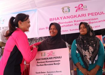 Ketum Bhayangkara Kunjungi Tenda Pengungsian Anak Korban Bencana Tanah Datar