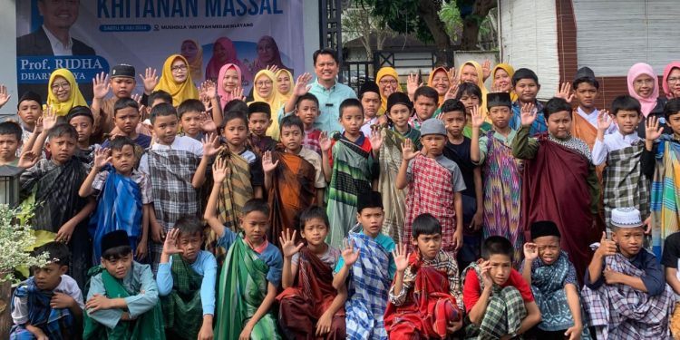 Hadir dalam Kegiatan Khitan Massal Bersama Keluarga Aisyiyah, Prof Ridha Diharapkan Dapat Terus Berkontribusi di Masyarakat