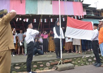 Walaupun Volume Air Naik, Sanggar Perkasa Bersama Masyarakat Kampung Aur Upacara Bendera di Sungai Deli 