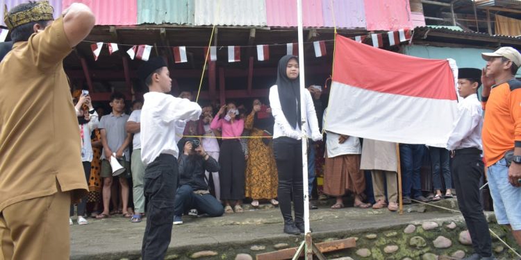 Walaupun Volume Air Naik, Sanggar Perkasa Bersama Masyarakat Kampung Aur Upacara Bendera di Sungai Deli