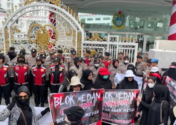 Resah Dengan Cawe-Cawe Politik Pj Gubsu, Ratusan Massa Didominasi Emak-Emak Unjuk Rasa Ke Kantor Gubernur