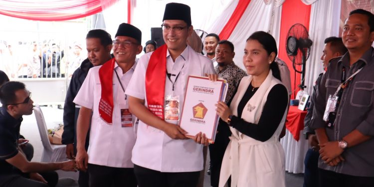 Ketua KPU Kota Medan Sambut Kedatangan Rico-Zaki pada Hari Ketiga Pendaftaran Calon Wali Kota dan Wakil Wali Kota