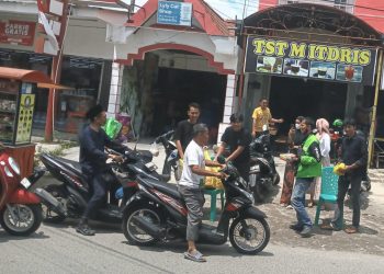 TST M Itdris Berbagi Nasi Kotak Kepada Masyarakat dan Pengguna Jalan