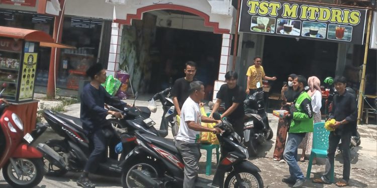 TST M Itdris Berbagi Nasi Kotak Kepada Masyarakat dan Pengguna Jalan