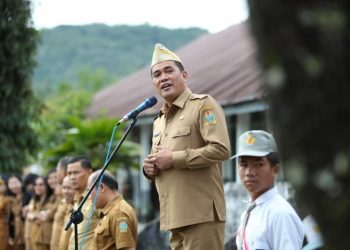 Pjs. Bupati Pakpak Bharat Memimpin Upacara Bendera di SMA Negeri 1 Kerajaan