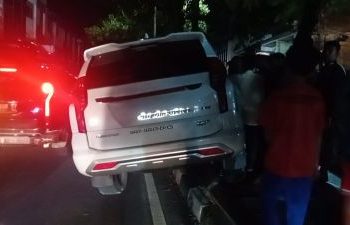 Pengemudi Mabuk, Pajero Sport Putih Naik Keatas Trotoar Hantam Pot Tanaman 