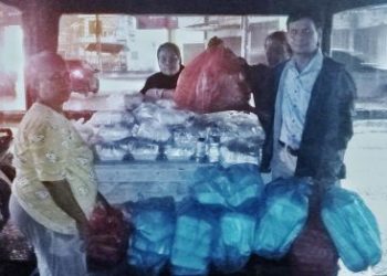 M. Arif Tanjung Bagikan Ratusan Paket Nasi dan Takjil untuk Korban Banjir di Medan