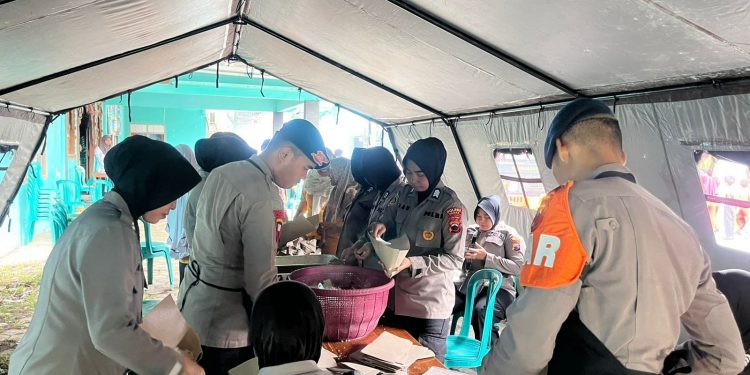 Satbrimob Polda Jateng Bantu Evakuasi Korban Bencana di Pekalongan, Grobogan, dan Kendal