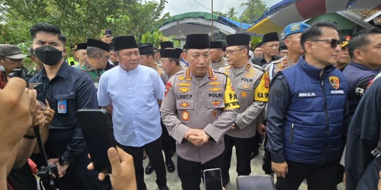 Kapolri Jenderal Listyo Sigit Prabowo Kunjungi Keluarga AKP Lusiyanto di Oku Timur