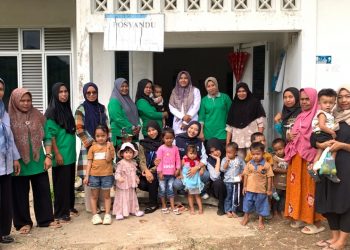 Mahasiswa KKN-T Universitas Mohammad Natsir Bantu Pemeriksaan Obat dan Status Gizi Balita di Posyandu Korong Sungai Pingai