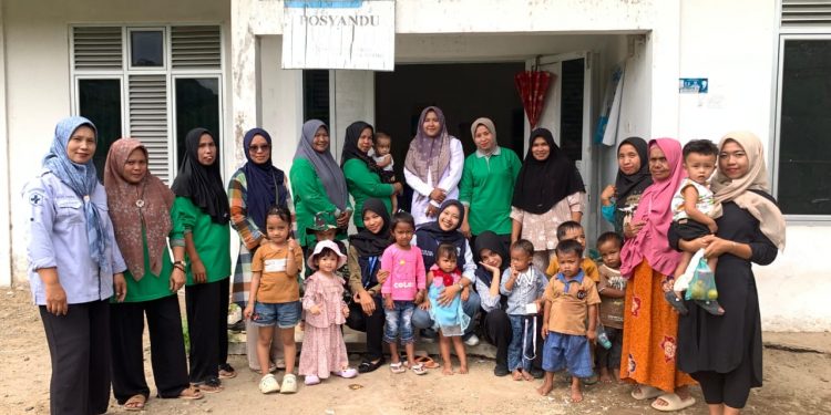 Mahasiswa KKN-T Universitas Mohammad Natsir Bantu Pemeriksaan Obat dan Status Gizi Balita di Posyandu Korong Sungai Pingai