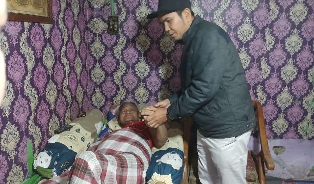 Lansia Penderita Stroke di Prumnas Mandala Terima Tali Asih dari Anggota DPR RI Dr. Maruli Siahaan