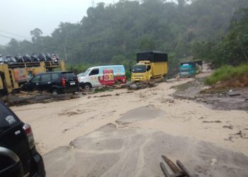 Longsor Batu Jomba Putuskan Akses Jalan, warga Terisolasi Tanpa Bantuan