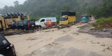 Longsor Batu Jomba Putuskan Akses Jalan, warga Terisolasi Tanpa Bantuan