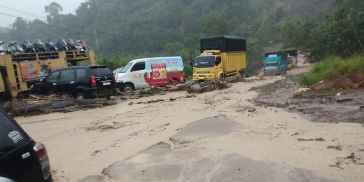 Longsor Batu Jomba Putuskan Akses Jalan, warga Terisolasi Tanpa Bantuan
