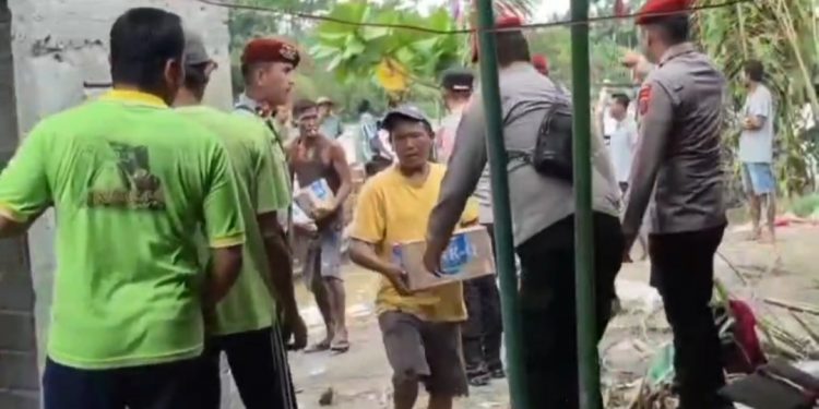 Perwira SIP Angkatan 54 Salurkan Bantuan ke Dusun Terisolir di Langkat, Tempuh Sungai dengan Sampan