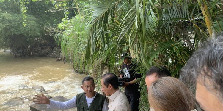 KLH/BPLH Tegaskan Pengendalian Sampah dari Hulu Lewat Aksi Bersih Sungai Cikeas