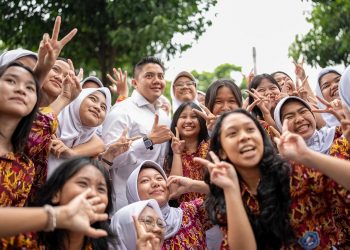 Seskab Teddy Sapa Siswa SMAN 2 Jakarta dalam Program “Istana untuk Anak Sekolah”