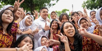 Seskab Teddy Sapa Siswa SMAN 2 Jakarta dalam Program “Istana untuk Anak Sekolah”