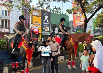 Polisi Berkuda Amankan Car Free Day Margonda, Warga Antusias Berinteraksi