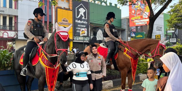 Polisi Berkuda Amankan Car Free Day Margonda, Warga Antusias Berinteraksi