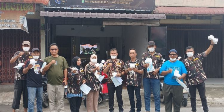 GM FKPPI Rayon Medan Denai Bagikan Masker kepada Pengguna Jalan